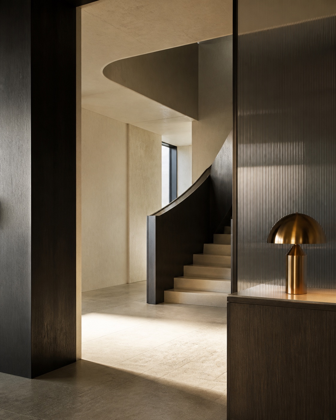 Architecture contemporaine aux tons pierre et bois sombre